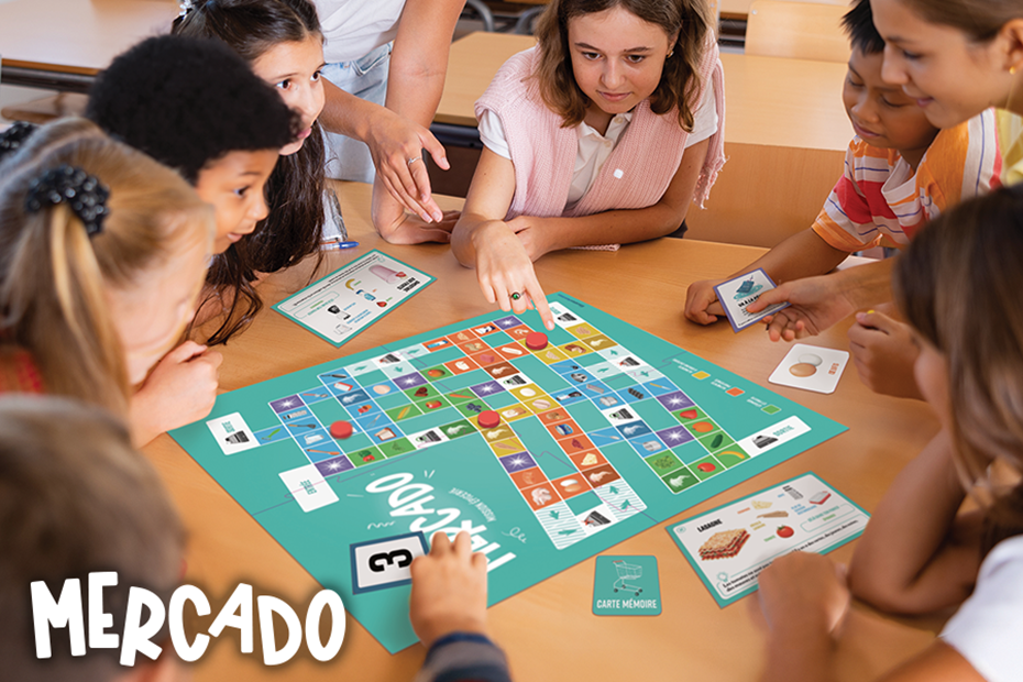 Des enfants qui jouent le jeu de Mercado.