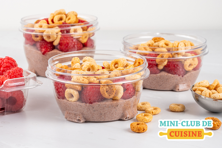 3 contenants avec un parfait au yogourt au chocolat avec des framboises et du céréales