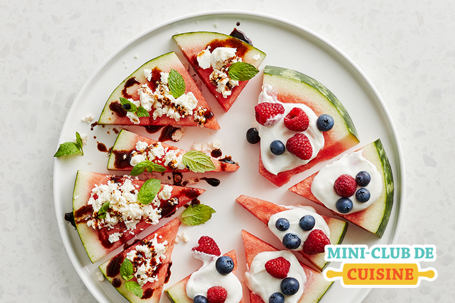 pizza au melon d'eau avec yogourt comme sauce et fruits comme garnitures. Logo Mini-club de cuisine