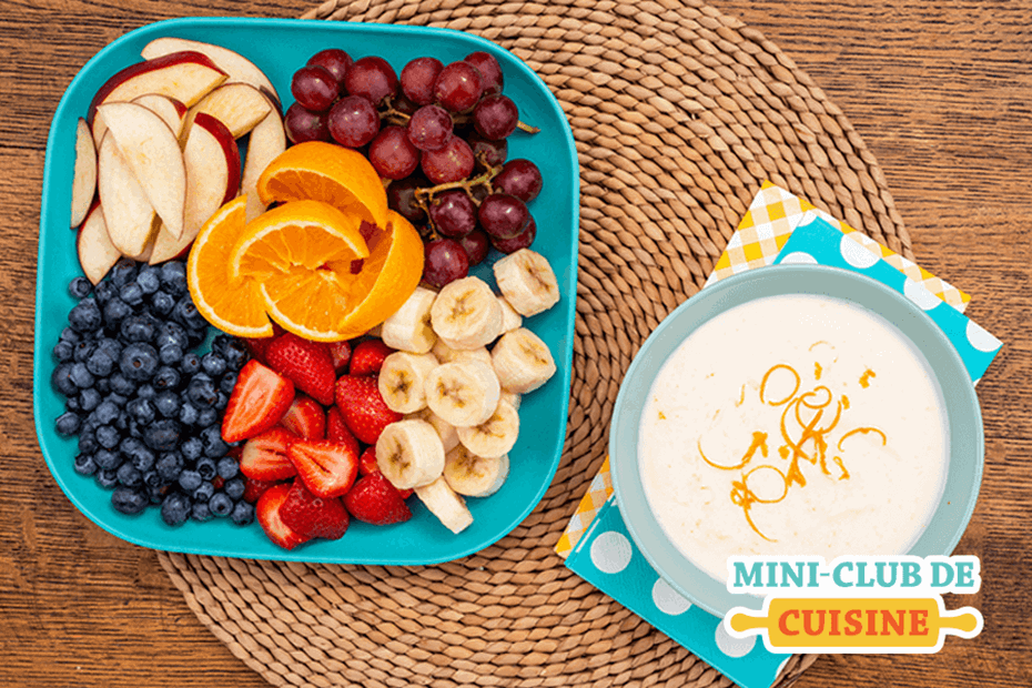 trempette à l'orange dans un bol avec une assiette de fruits frais à côté sur une table. Logo Mini-club de cuisine