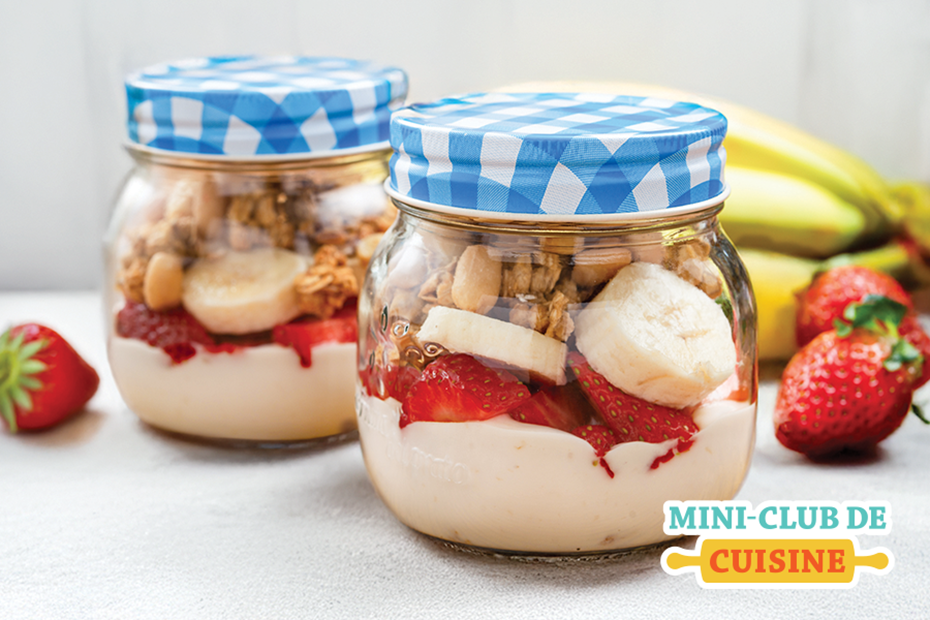 parfait aux fraises et à la banane dans un pot placé sur une table. Logo: Mini-club de cuisine
