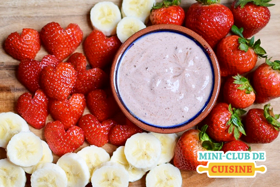 trempette au yogourt fraises chocolat dans un bol servi avec des fraises et des bananes fraîches tranchées