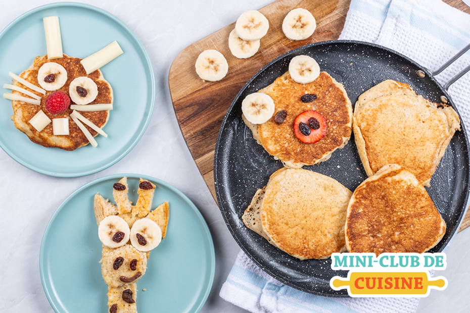 crêpe en forme de lapin, giraffe et cochon fait avec des crêpes et décoré avec des bâtonnets de fromage, bananes et baies. Logo: Mini-club de cuisine