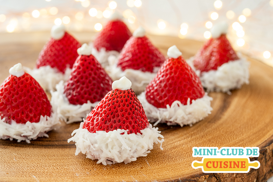 Chapeaux de père Noël fait avec une fraise et de la crème fouettée