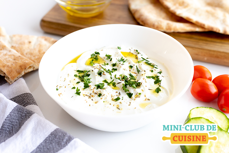 labneh dans un bol et pain pita
