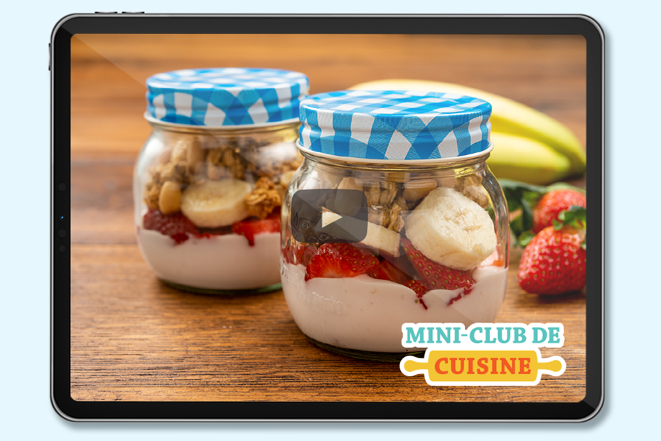 parfait aux fraises et à la banane dans un pot placé sur une table. Logo: Mini-club de cuisine