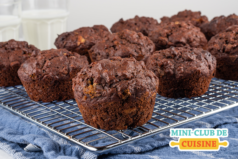 muffins au chocolat, son et banane sur une grille de refroidissement dans une cuisine