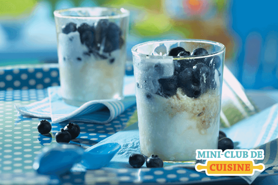 parfait aux bleuets fait avec gruau et servit dans un petit verre. Logo: Mini-club de cuisine