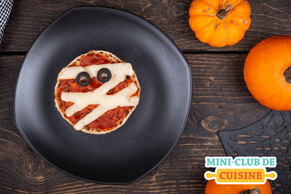 Pizza momie fait de muffin anglais et placer sur une assiette avec des citrouilles à faire le tour. Logo: Mini club de cuisine