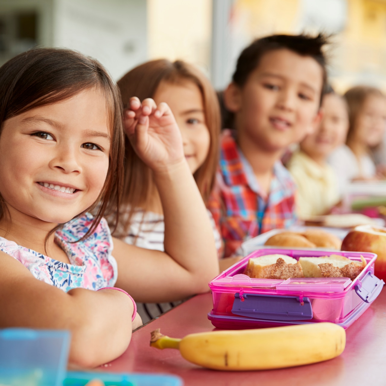 Fille, dehors, qui sourit avec son lunch
