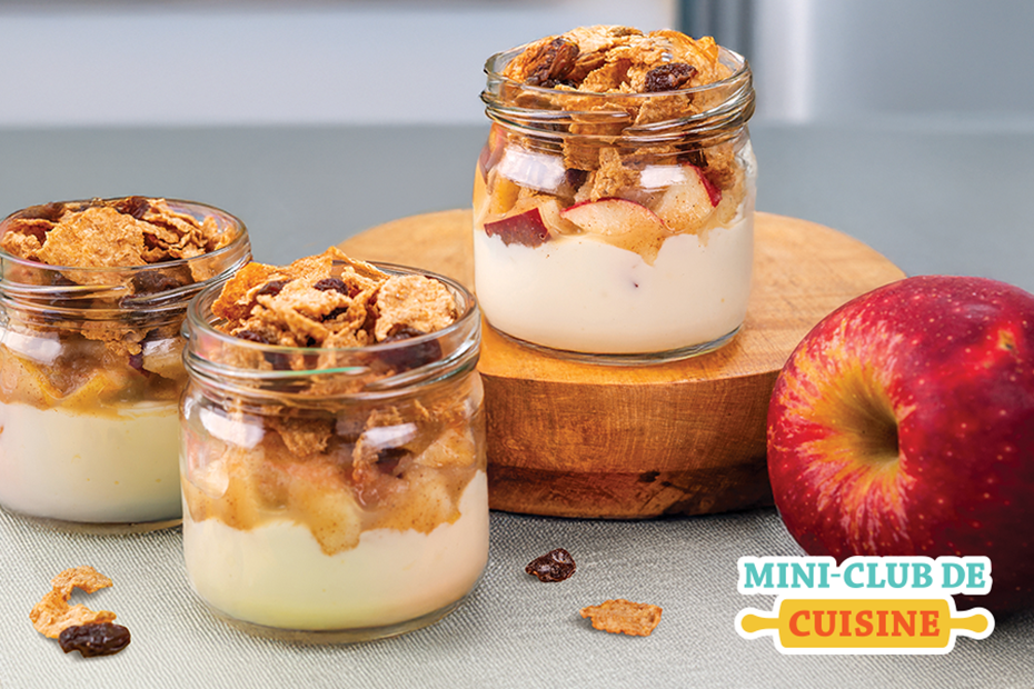 Trois parfaits fait avec du yogourt, des céréales et des pommes and un contenant en verre