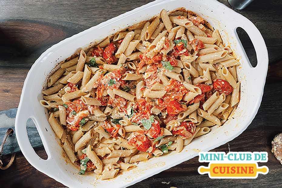 casserole avec des pâtes, des tomates, fromage Feta et feuille de basilic fraîche Logo: Mini-club de cuisine