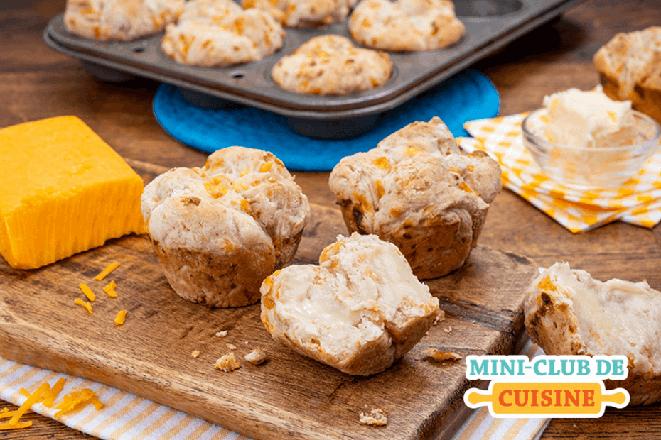 petits pains au fromage sur une plaque de bois. Logo Mini-club de cuisine