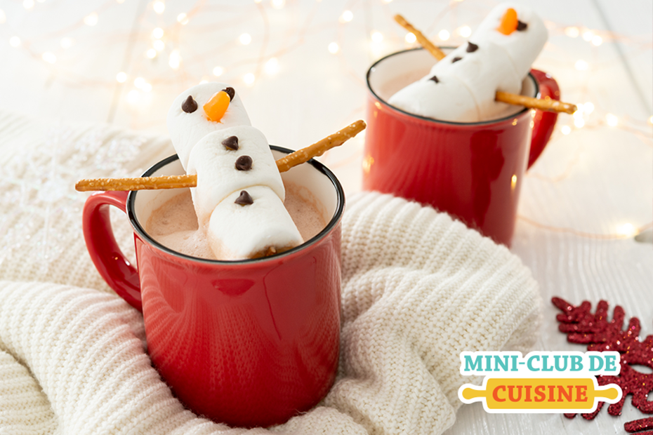 Chocolat chaud façon copain de neige fait de guimauves et servi dans une tasse rouge