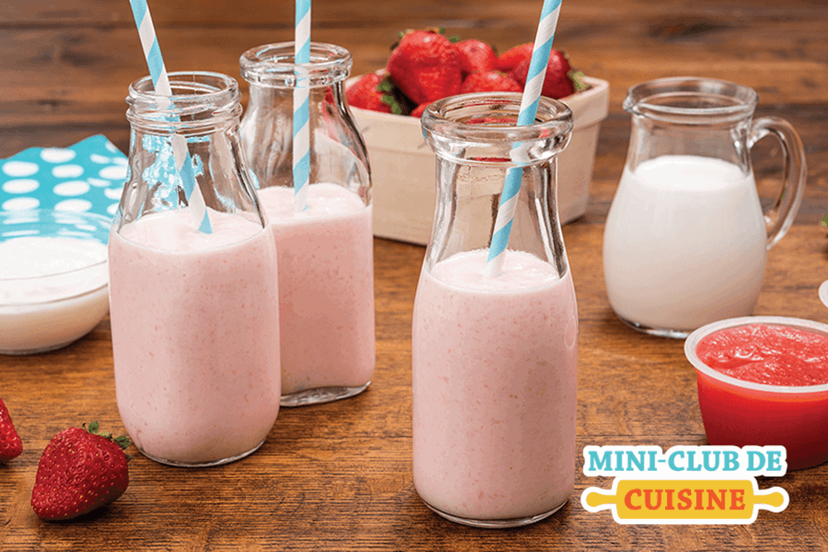 smoothies aux fraises dans 3 bouteilles avec des pailles. Verre de lait et contenants de sauce aux fruits sur la table à côté des smoothies. Logo: mini-club de cuisine