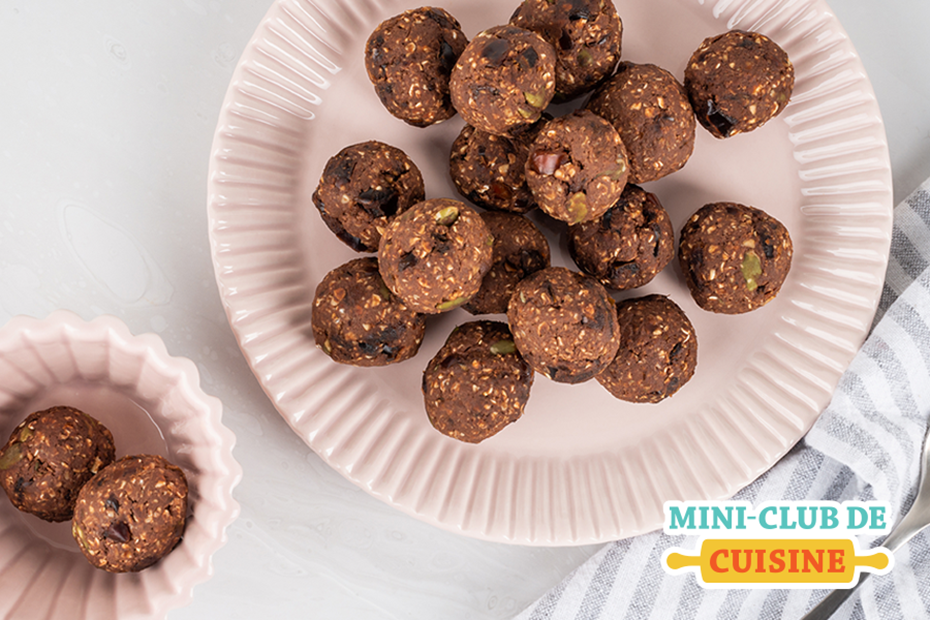 Boules d'énergie au chocolat sur une assiette